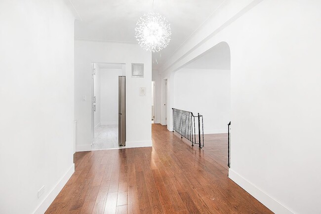 Building Photo - 125 W 96th St