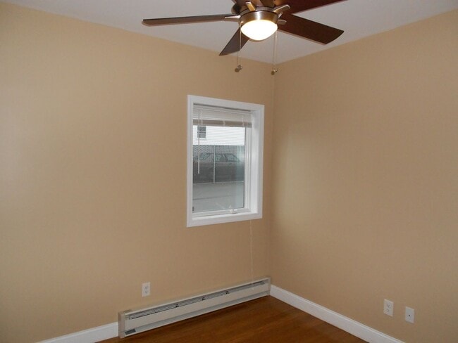 Building Photo - 98 Knight St