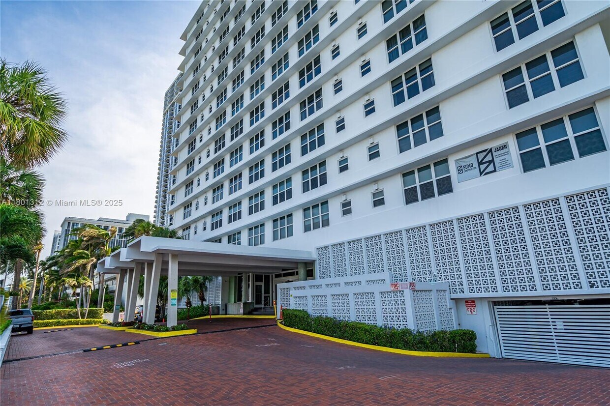 Primary Photo - 4747 Collins Ave