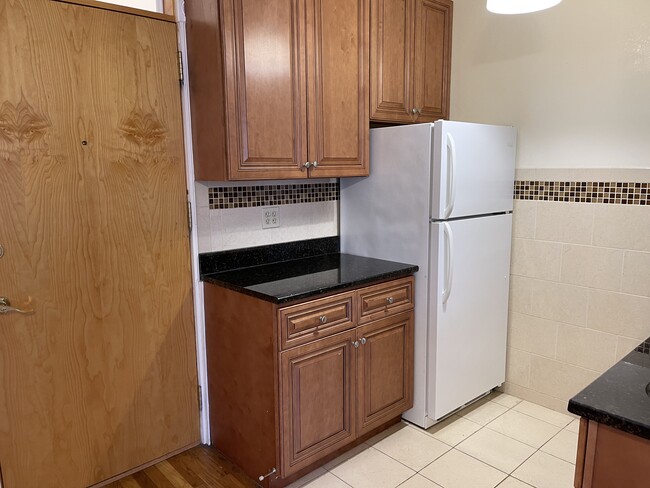 KITCHEN - 4552 N Clark St