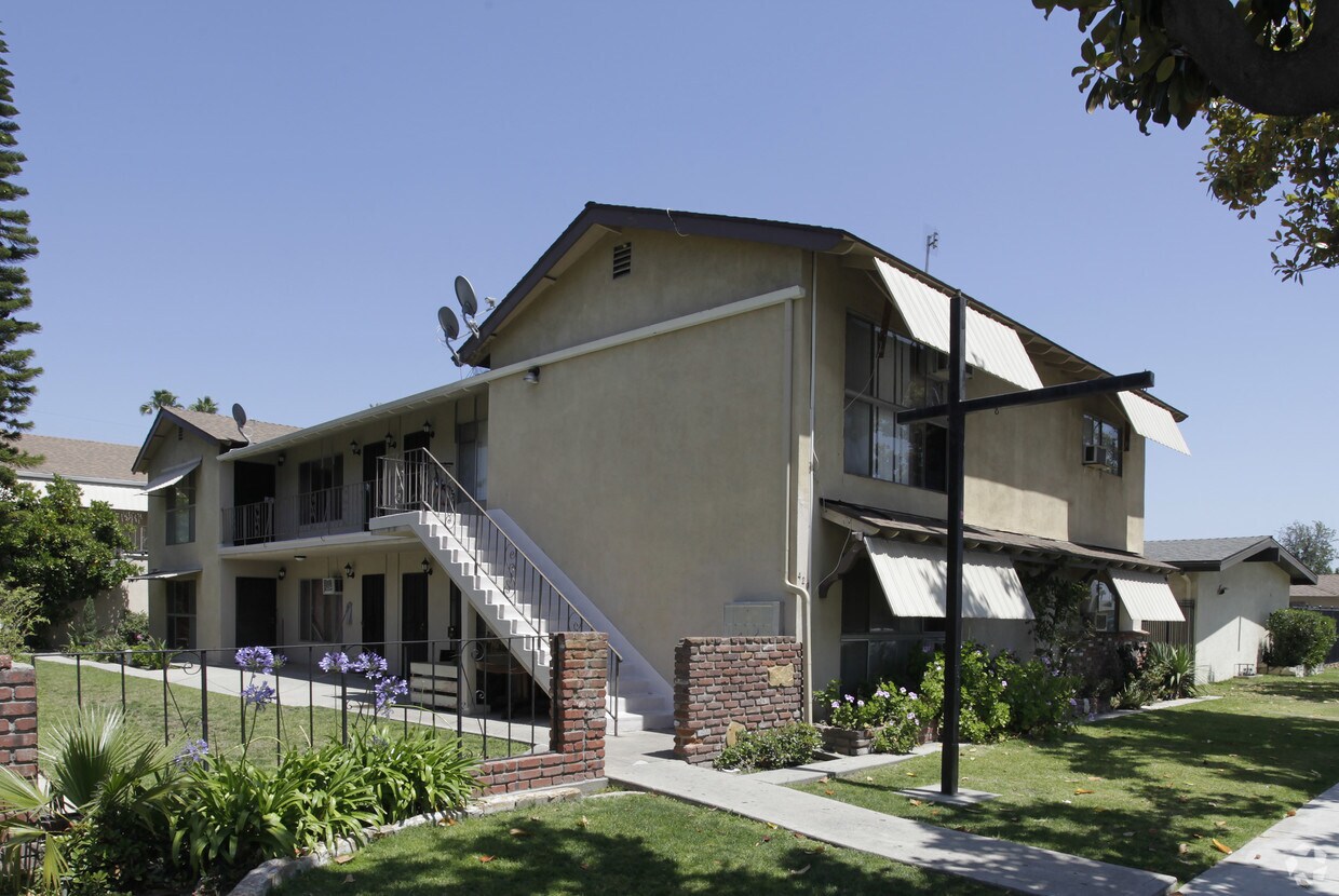 Primary Photo - 420 N Vine St