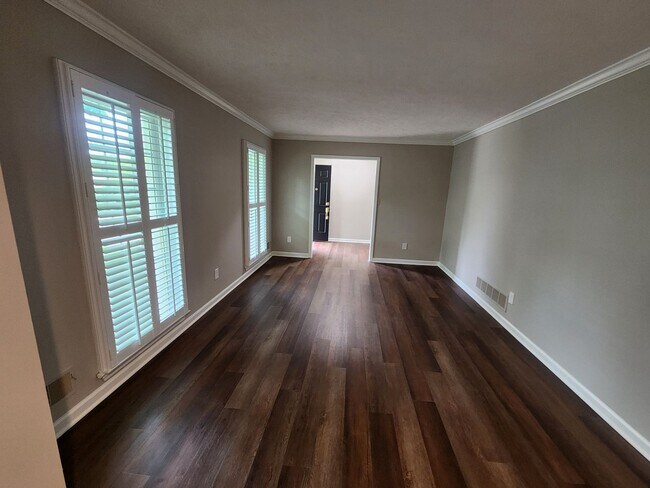 Foto del edificio - Renovated 3 bedroom 2 full bath home with attached garage and unfinished basement in J-town!
