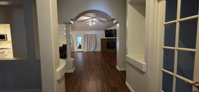 Foto del edificio - 4 Bed | 2 Bath Home with Sunroom, Outdoor Kitchen & Backyard Oasis