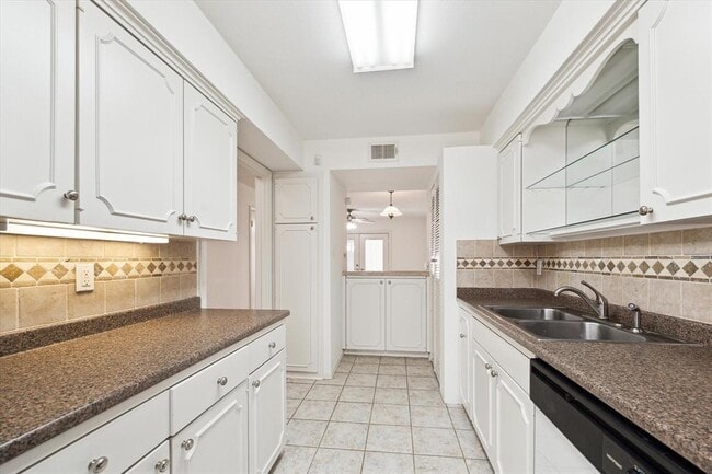 Building Photo - 6338 Chevy Chase Dr