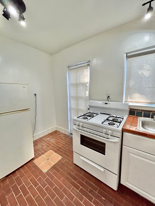 Building Photo - 409 S Coronado St
