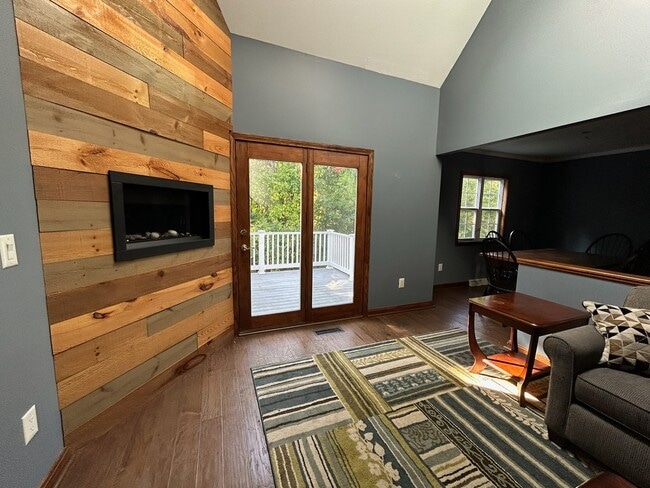 Building Photo - 5032 W Oakridge Cir