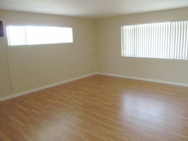 Building Photo - 2083 Town and Country Ln