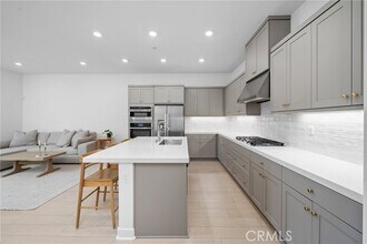 Building Photo - 185 Sash
