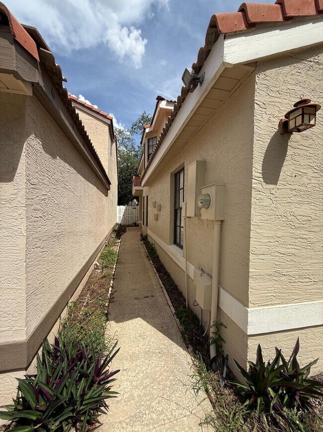 Foto del edificio - 1030 Knoll Wood Ct