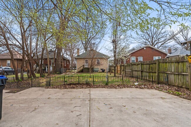Foto del edificio - Spacious 1 Bed 1 Bath House off of Eastern Parkway
