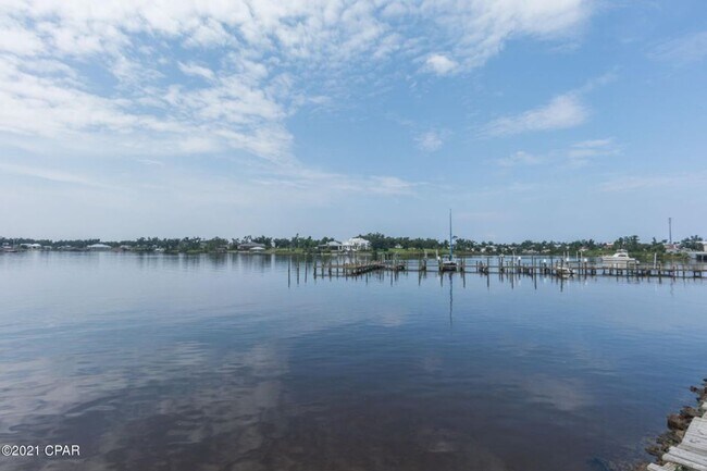 Foto del edificio - Enjoy this view from your balcony at  Bayo...