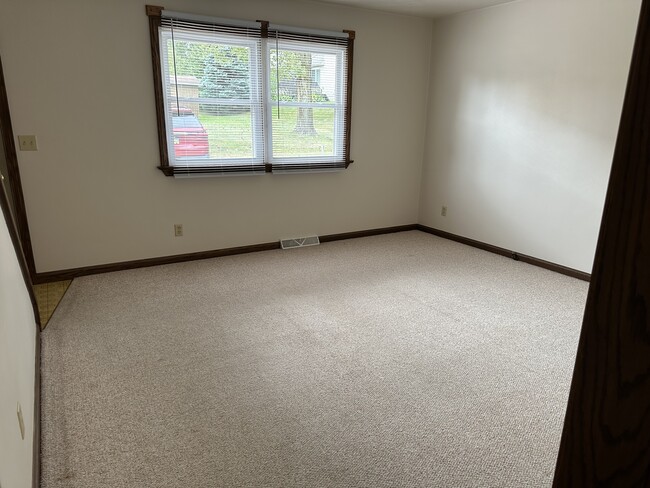 Living room - 3852 Canterbury Dr