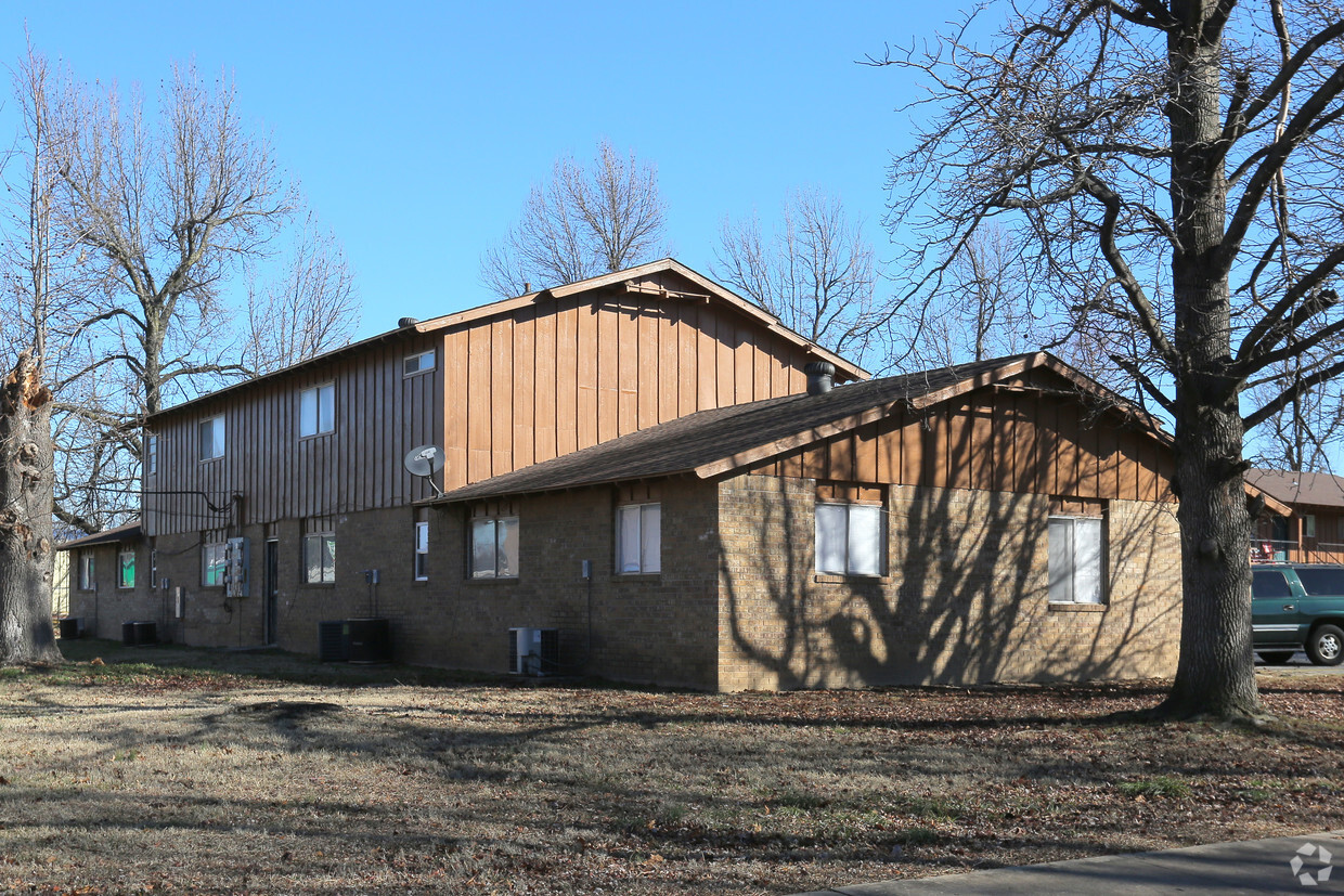 Building Photo - The Oaks
