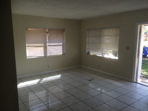 Building Photo - Large 3-2 apartment with central air and h...