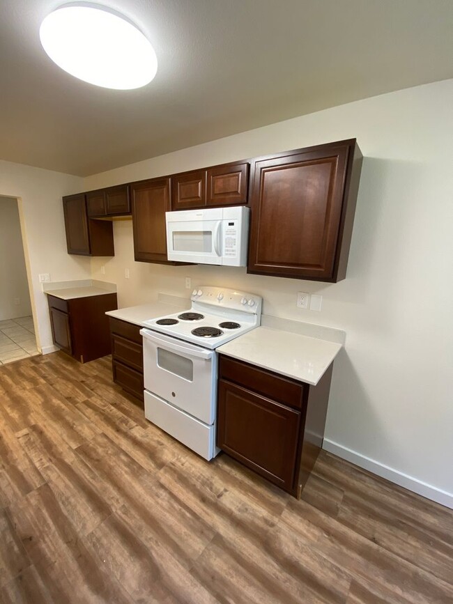 Building Photo - Newly Remodeled! Close to CWU 4 Rooms !! -...