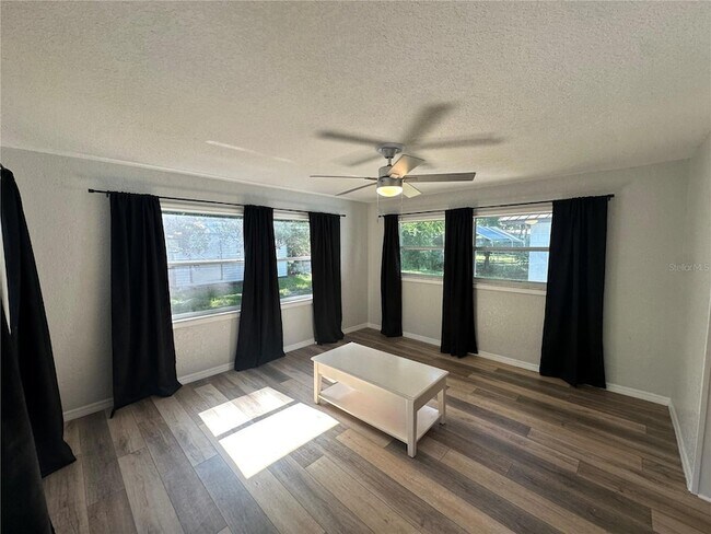 Foto del edificio - 612 Stanley Ave