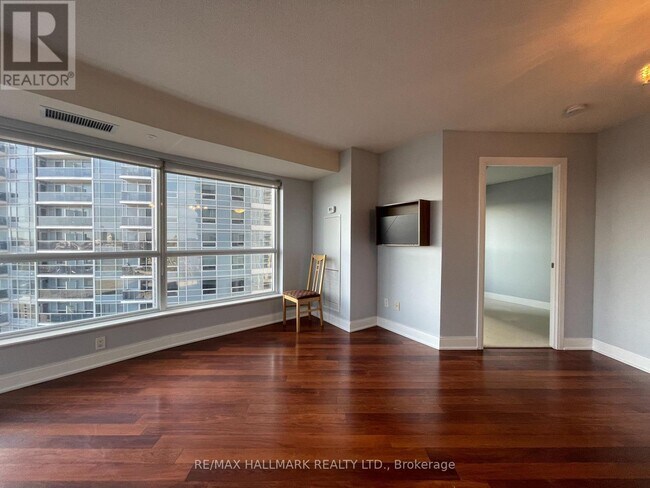 Photo du bâtiment - 135 Village Green Square