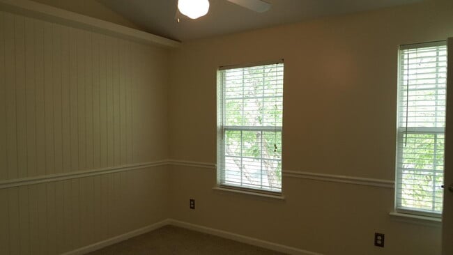 Building Photo - Available July 1st. Oak Bluff Townhome N C...