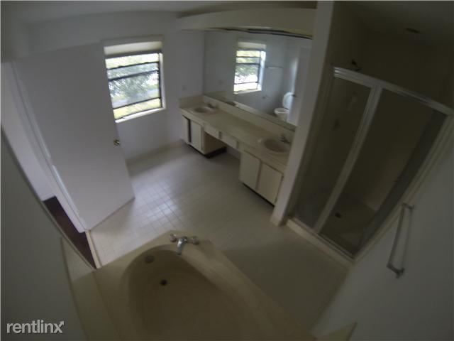 Building Photo - 3970 Circle Lake Dr