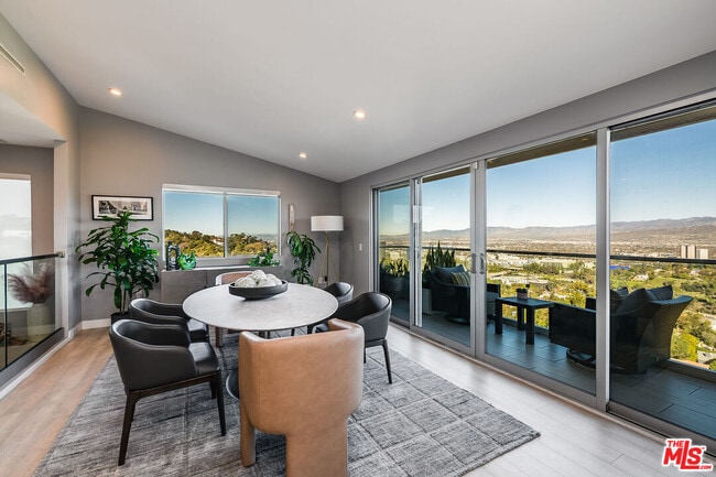 Foto del edificio - 7191 Pacific View Dr