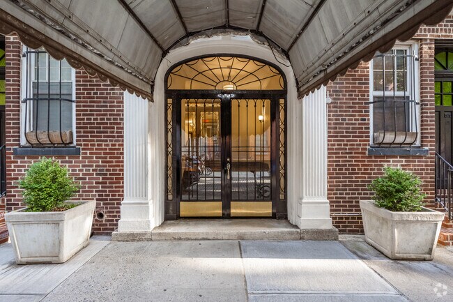 Entrada - 344 W 12th St