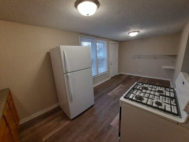 Building Photo - 3 Bedroom, 1 Bathroom Home with additional office/den space and fenced yard!