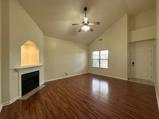 Building Photo - 1437 Day Lily Dr