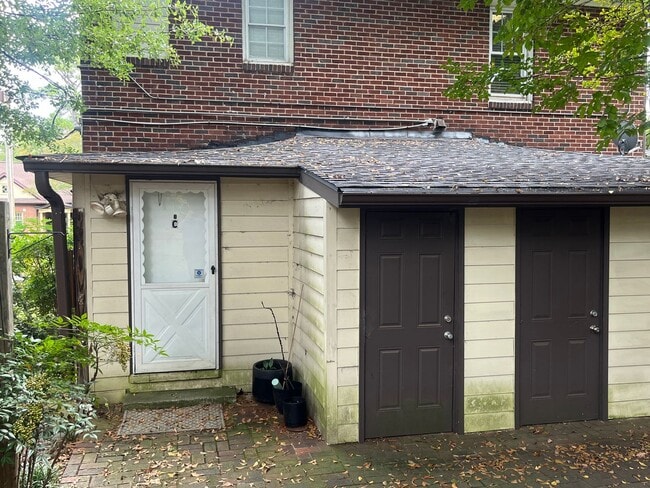 Building Photo - Pretty Condo In Highly Desirable Neighborhood