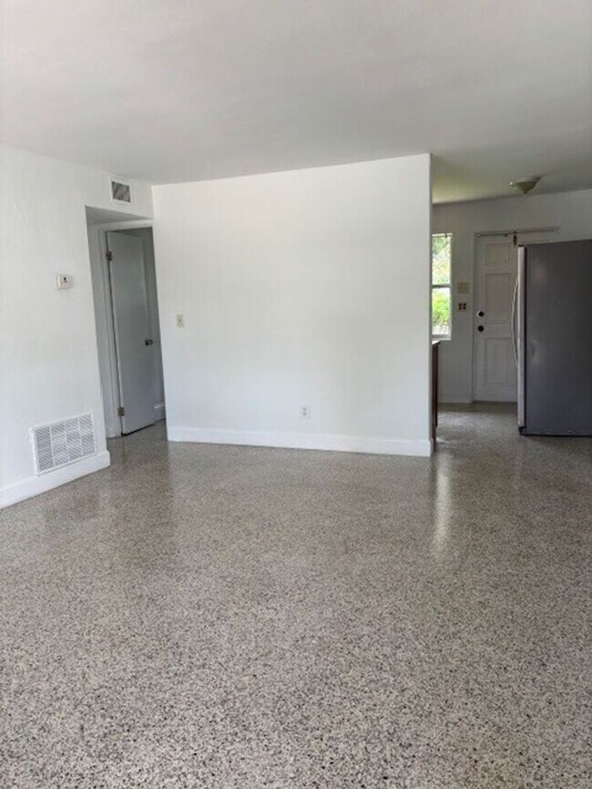 Foto del edificio - TWO BEDROOM IN TRIPLEX AVAILABLE NOW! PET ...