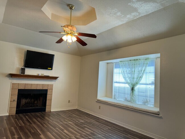 Foto del edificio - SOUTHERN HILLS-BIG CORNER LOT-NICE BRICK HOME