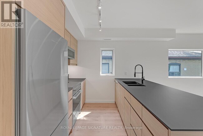 Photo du bâtiment - 1254 Davenport Rd