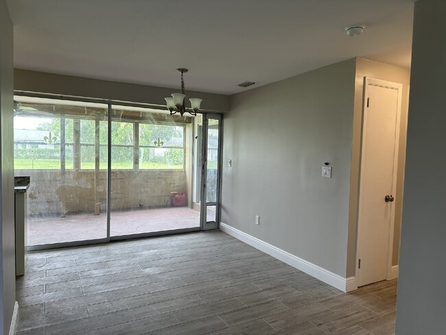Building Photo - Charming Home in the Center of Town