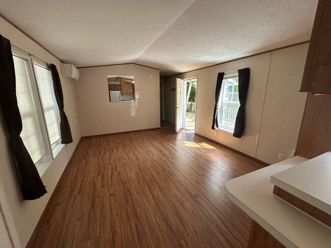 Building Photo - Two Bedroom Mobile Home for Rent in Maple ...