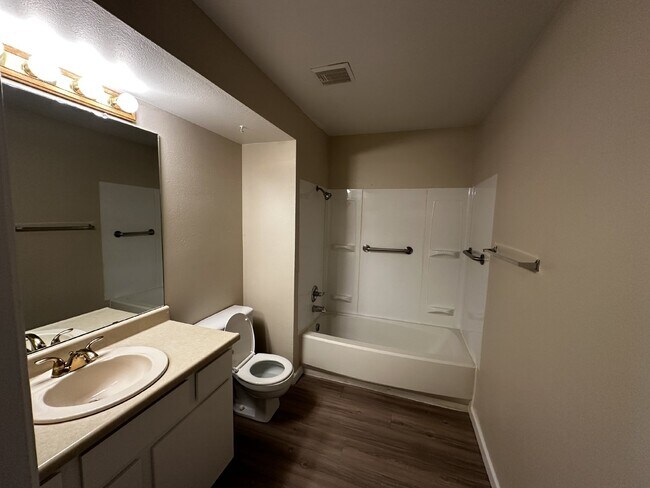 Foto del edificio - Charming condo in the Chestnut Community!  Available Now!