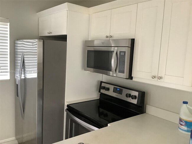 Building Photo - 5181 W Oakland Park Blvd