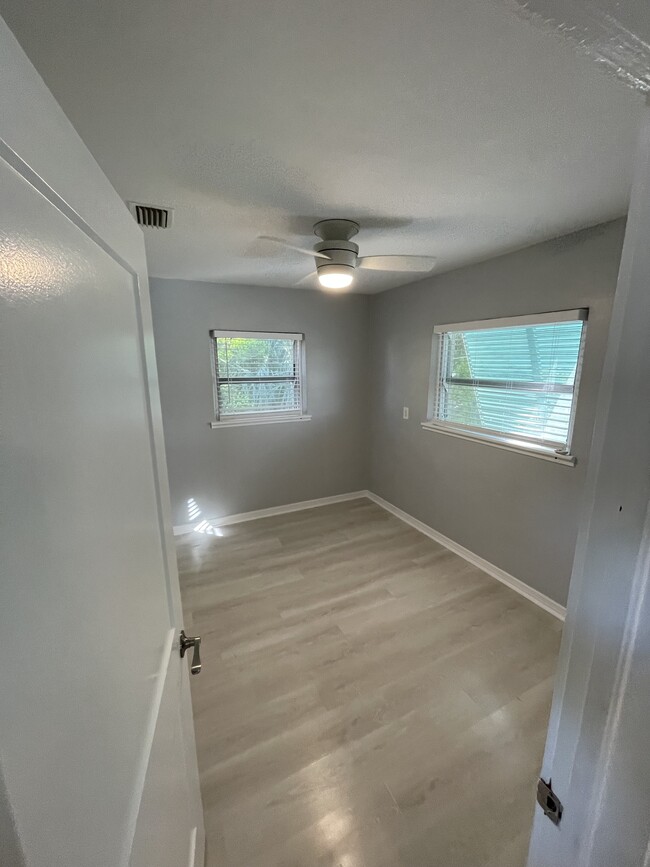 Bedroom 2, has closet, new blinds, ceiling fans and floors - 507 SE High School Ave