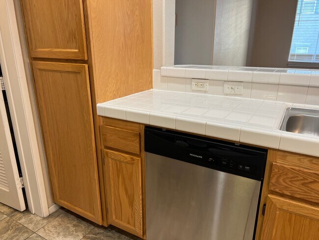 Foto del edificio - Great 2-bedroom 2 bath condo with A/C, 1 car garage and additional