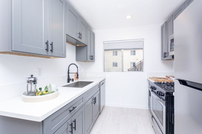 Building Photo - Beautiful Highland Park Apartment!