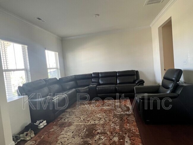 Foto del edificio - 8411 Flint Hill Dr
