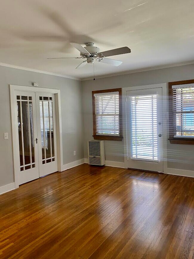 Building Photo - 617 Crestmoore Pl