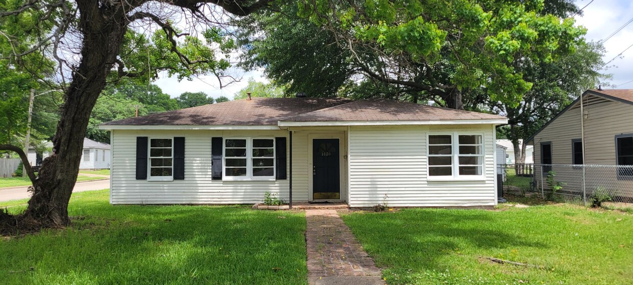 Primary Photo - Gorgeous 4 bedroom/1 bath with beautiful k...