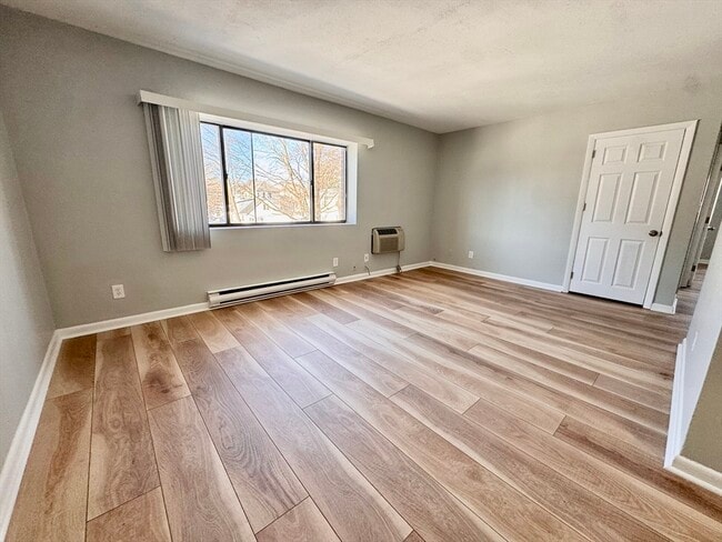 Building Photo - 837 River St