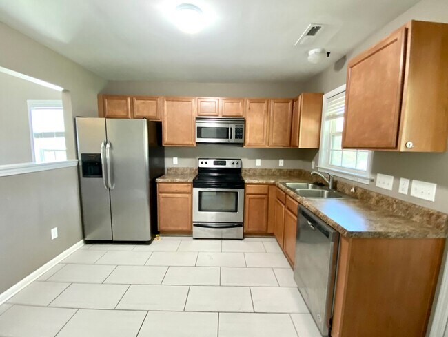Building Photo - 3 bedroom 3 FULL bath Townhouse!!