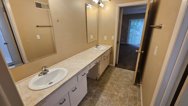 Foto del edificio - 557-559 Bailey Drive