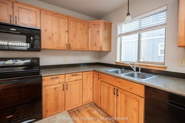 Foto del edificio - Modern Home in NE Bend with Private Fenced...