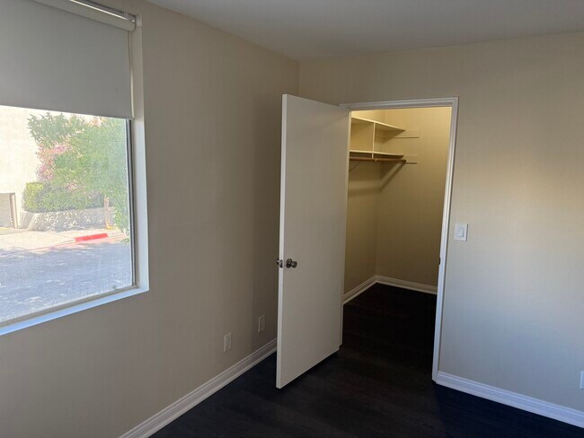 Vestidor en el dormitorio principal - 9920 Jordan Ave