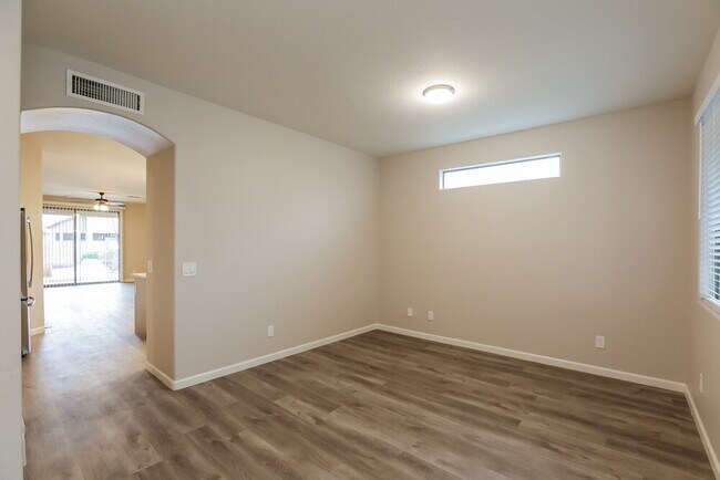 Building Photo - 5519 W Vineyard Rd