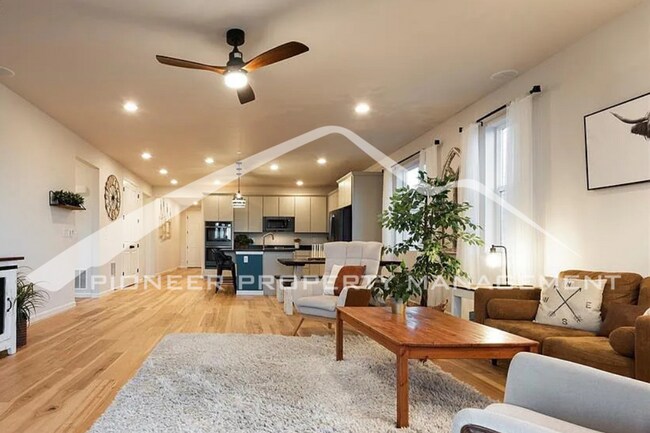 Foto del edificio - Stylish Main-Level Living with Finished Ba...