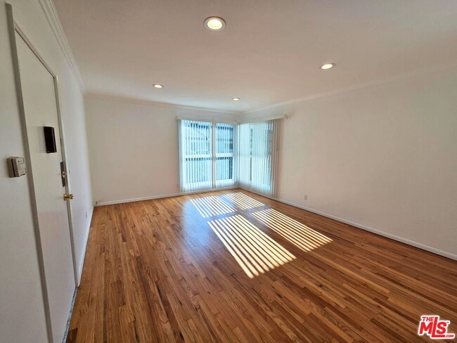 Building Photo - 1438 S Barrington Ave