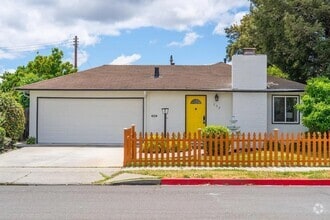 Building Photo - 202 E Hemlock Ave